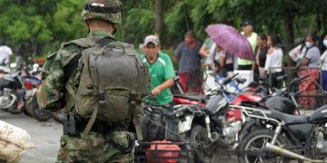 Una ONG dice que grupos armados crecen en Venezuela mientras combaten en la frontera