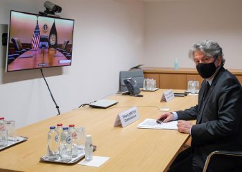 La UE y EEUU acuerdan garantizar cadenas de suministro fluidas en la producción de vacunas