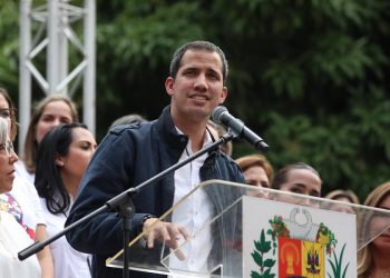 Guaidó acusa a Maduro de politizar el acceso a vacunas contra la covid-19