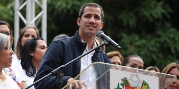 Guaidó acusa a Maduro de politizar el acceso a vacunas contra la covid-19