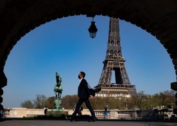Macron pone a toda Francia en confinamiento