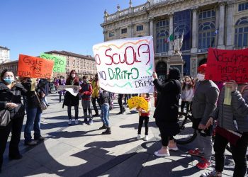 Estudiantes y padres protestan por el cierre de las escuelas en Italia