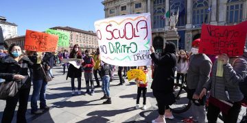 Estudiantes y padres protestan por el cierre de las escuelas en Italia