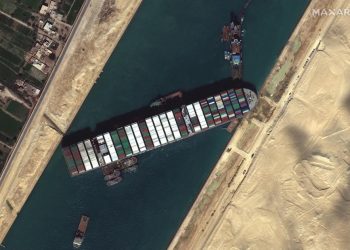 El jefe del canal de Suez admite que no sabe cuándo podrá ser desbloqueado