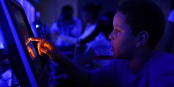 Los niños, convertidos en consumidores digitales sin derechos reconocidos