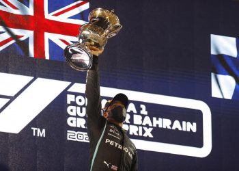 Hamilton resiste el ímpetu de Verstappen