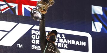 Hamilton resiste el ímpetu de Verstappen