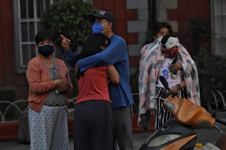 Habitantes salen de sus casas después que sonara por error una alerta sísmica hoy, en Ciudad de México (México). EFE/ Mario Guzmán