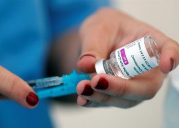 Varios países europeos paran la vacuna de AstraZeneca por precaución tras casos de trombosis