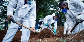 Entierros sin tregua y ucis llenas: Brasil, al límite en plena segunda ola