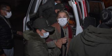 Áñez denuncia en una carta de su puño y letra «torturas» desde su detención