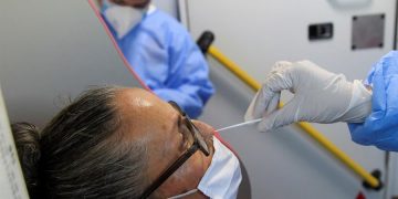 Autoridades de Cartagena de Indias van tras los más ancianos para vacunarlos