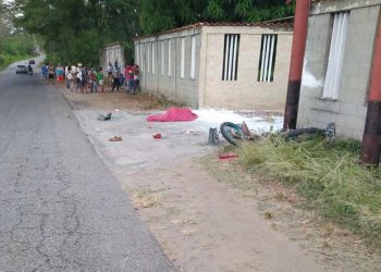Murió motorizado al impactar con poste de luz