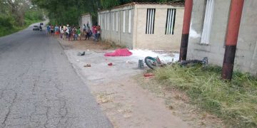 Murió motorizado al impactar con poste de luz