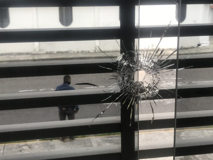 Impactos de bala en ventanales de las oficinas administrativas de César Pérez Vivas. Mariana Duque
