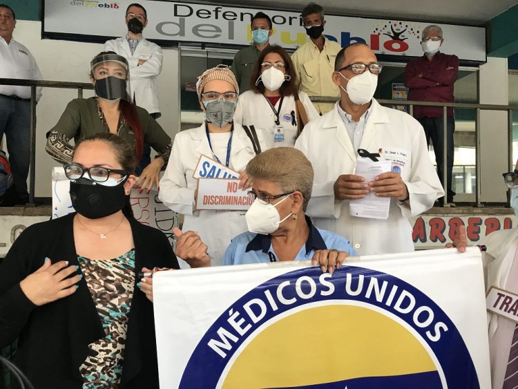 Este viernes personal de salud de diversos municipios del Táchira solicitó a la Defensoría del Pueblo información sobre cronograma de vacunación. Mariana Duque