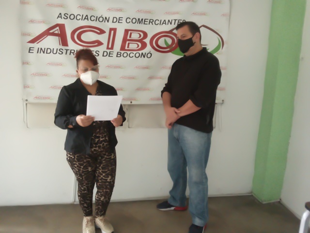 Vice Presidenta de Acibo Abog. Victorina Godoy dando lectura al comunicado la acompaña Carlos Cáceres         