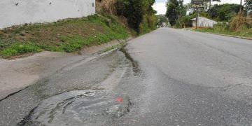 Aguas negras corren por la Av. Principal en El Country de Valera desde hace cinco meses