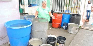 Habitantes de La Marchantica con la cruz a cuesta ante la falta de agua potable