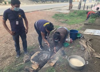 Todos los días montan la olla y esperan a los caminantes de frontera para darles comida