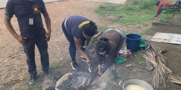 Todos los días montan la olla y esperan a los caminantes de frontera para darles comida