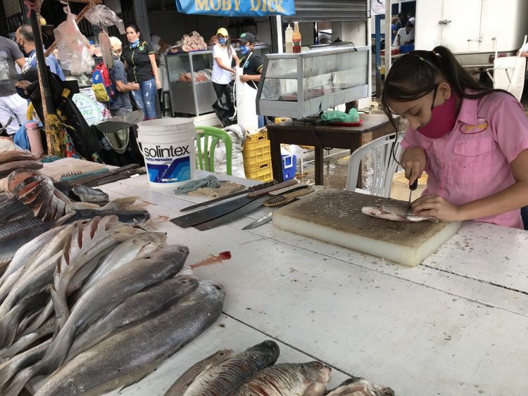 Las ventas de pescado en San Cristóbal se mantienen en comparación a la Semana Santa del año 2020. Carlos Eduardo Ramírez