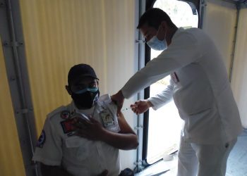 Vacunan a 90 trabajadores del IPASME San Cristóbal contra el Covid-19 en la primera fase