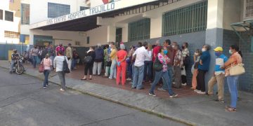 Personas de la tercera edad hacen cola en el seguro de Trujillo por medicinas