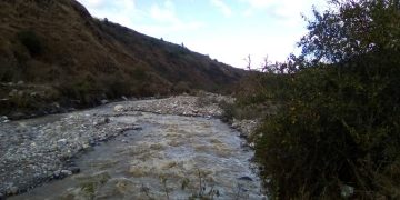 Aumento de caudal del Río Burate amanaza a familias de Las Mesitas