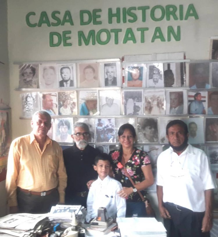 El minicronista Gabriel Quintero y su madre Isaida Villegas junto a los integrantes de la comisión editorial.