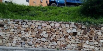 Vecinos solicitan reubiquen camión que ocasiona hundimiento de estacionamiento en Las Lomas