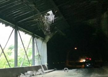 Una roca rompió el techo del ventanal en un túnel de la Rafael Caldera