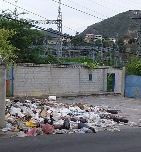Botadero de basura en la destartalada planta eléctrica de Corpoelec en La Arboleda.