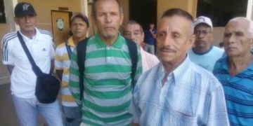 Jubilados policiales juegan dominó en plena crisis