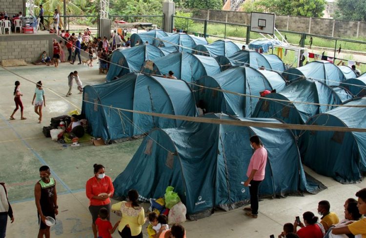 Migrantes venezolanos permanecen ayer, en un centro de integración ciudadana de Arauquita, localidad fronteriza y perteneciente al departamento de Arauca (Colombia). EFE