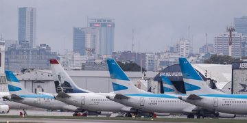 Argentina restringe vuelos internacionales y extiende medidas por covid-19