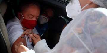 Lula se vacuna y le pide a Bolsonaro que deje de ser ignorante y negacionista