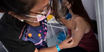 Chile, de ser uno de los más golpeados a ser líder en vacunación en un año