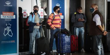 Argentina restringe los ingresos al país para encarar su segunda ola de contagios de covid