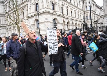 Miles de personas se manifiestan en Londres contra el confinamiento