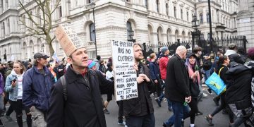 Miles de personas se manifiestan en Londres contra el confinamiento