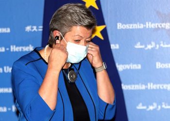 Bruselas amenaza con restringir los visados a países que no readmitan a migrantes
