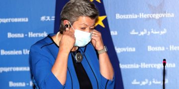 Bruselas amenaza con restringir los visados a países que no readmitan a migrantes