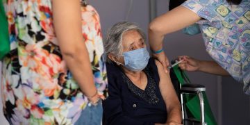 Chile se convierte en el país que más rápido vacuna en el mundo