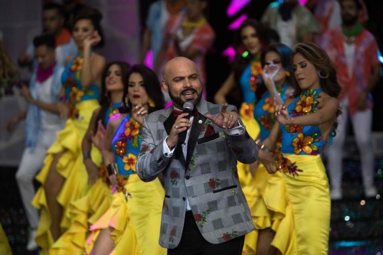 El cantante Omar Enrique (c) actúa durante la edición número 65 del certamen Miss Venezuela, en Caracas (Venezuela). EFE