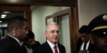 La Fiscalía pide cerrar el caso contra Uribe, que queda en manos de un juez