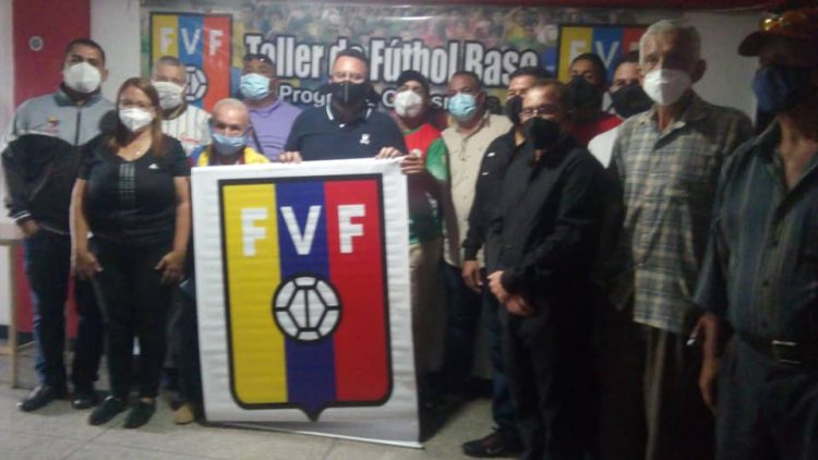El doctor Oscar Linares Quintero, preside el Consejo Directivo de la Asociación Trujillana de Fútbol. Aquí junto a su equipo de la Plancha Uno.