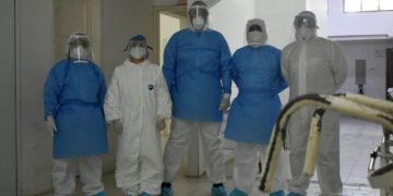 Médicos primer blanco del Covid-19