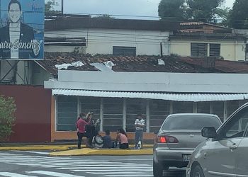 Niños que limpiaban vidrios en Av. Carabobo de San Cristóbal fueron recogidos y entregados a sus familias