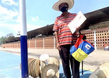 Los sombreros de palma y la propiedad de su casa traen al Yukpa Luis Martínez a San Cristóbal